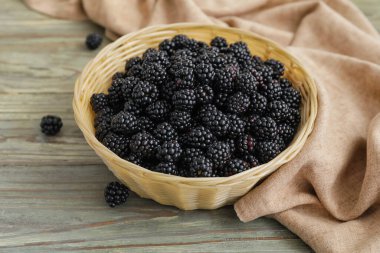 Masada olgun böğürtlenli sepet