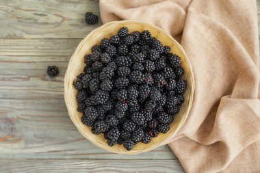 Masada olgun böğürtlenli sepet