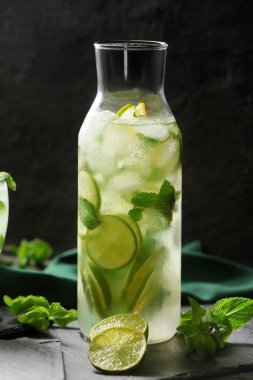 Masada bir şişe taze mojito.