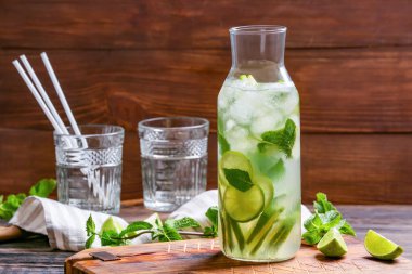 Masada bir şişe taze mojito.