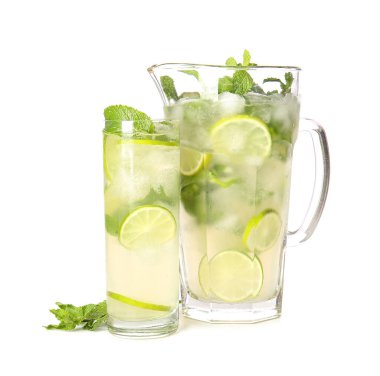 Beyaz arka planda bir bardak taze mojito.