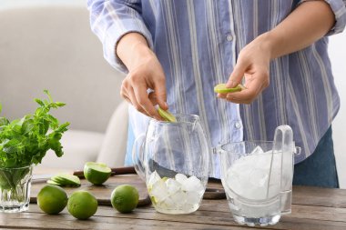 Masada lezzetli mojito kokteyli yapan bir kadın.