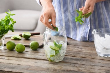 Masada lezzetli mojito kokteyli yapan bir kadın.