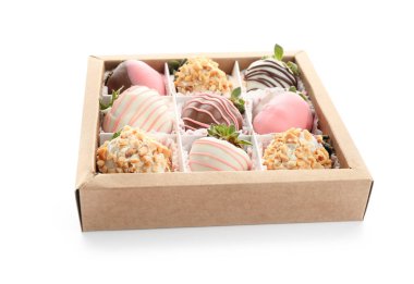 Beyaz arka planda lezzetli jöleli çilek kutusu