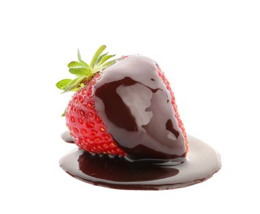 Beyaz arka planda çikolataya batırılmış lezzetli çilek.