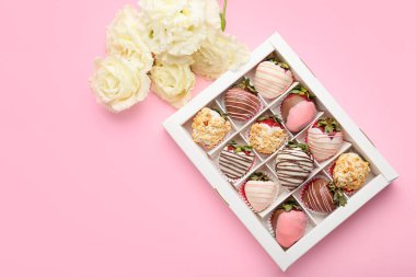 Lezzetli jöleli çilek kutusu ve renkli arka planda çiçekler