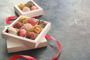 Masada lezzetli jöleli çilekli kutular.