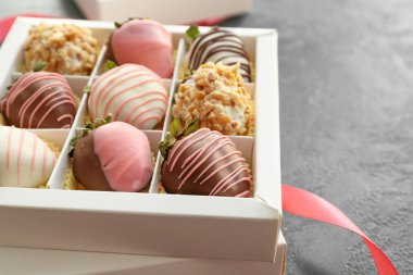 Masada lezzetli jöleli çilek kutusu.