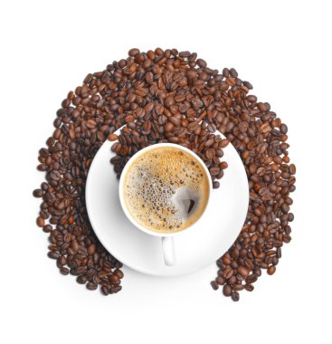 Beyaz arka planda bir fincan sıcak kahve ve fasulye.