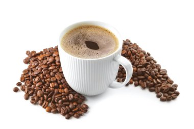 Beyaz arka planda bir fincan sıcak kahve ve fasulye.