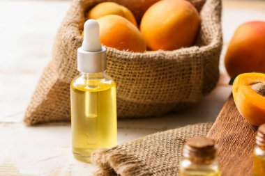 Masada bir şişe kayısı yağı var.