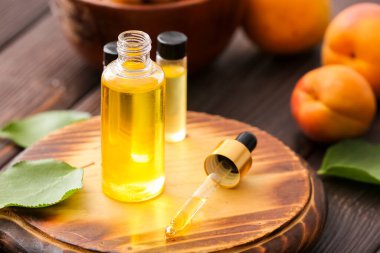 Kayısı şişeleri masada gerekli yağ