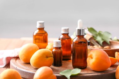 Kayısı şişeleri masada gerekli yağ