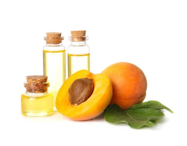 Kayısı şişeleri beyaz arka planda gerekli yağ