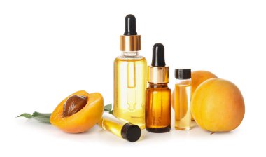 Kayısı şişeleri beyaz arka planda gerekli yağ