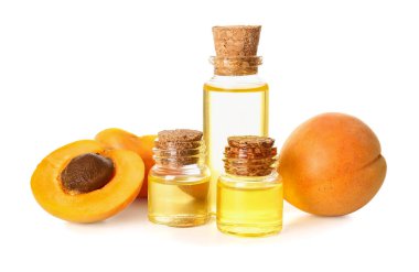 Kayısı şişeleri beyaz arka planda gerekli yağ