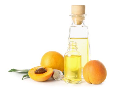 Kayısı şişeleri beyaz arka planda gerekli yağ