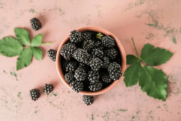 Arka planda lezzetli böğürtlenli kase