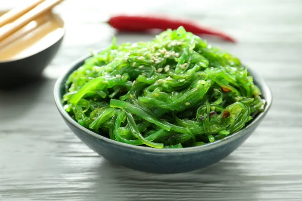 Bord Met Lekkere Zeewiersalade Tafel — Stockfoto