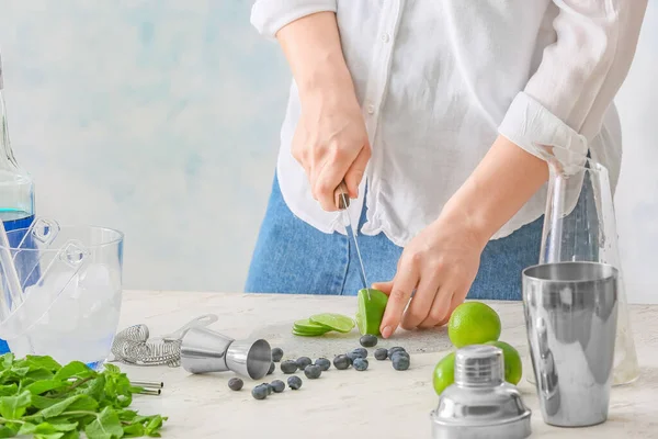 Mujer Haciendo Sabroso Cóctel Mojito Mesa — Foto de Stock