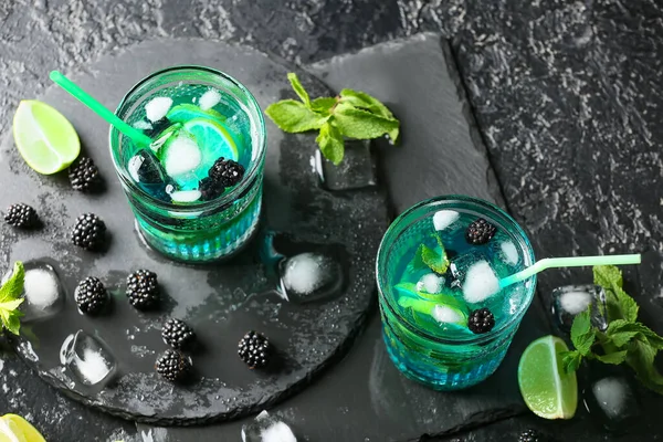 Copos Coquetel Mojito Azul Saboroso Fundo Escuro — Fotografia de Stock