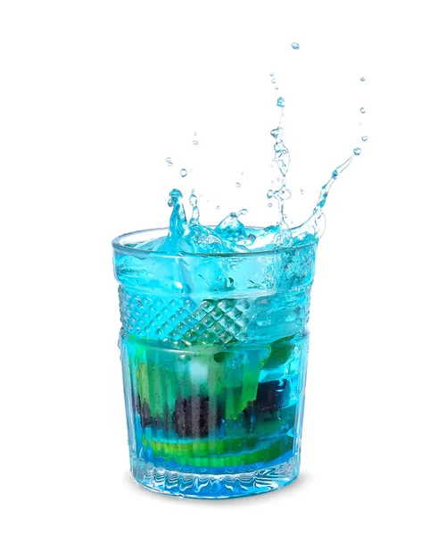 Szklanka Smacznego Niebieskiego Koktajlu Mojito Rozpryskami Białym Tle — Zdjęcie stockowe