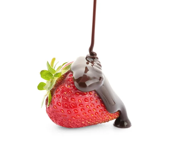草莓和将巧克力倒入白色背景 — 图库照片