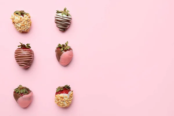 Tasty Strawberry Dipped Chocolate Color Background — Stock Photo, Image