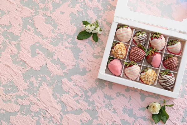 Box Tasty Glazed Strawberry Color Background — Stock Photo, Image