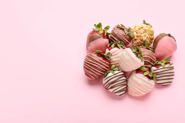 Tasty Strawberry Dipped Chocolate Color Background — Stock Photo, Image