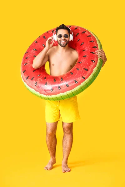 Young Man Headphones Inflatable Ring Color Background — Stock Photo, Image