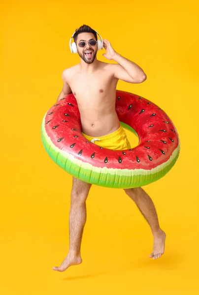 Hombre Feliz Con Auriculares Anillo Inflable Sobre Fondo Color —  Fotos de Stock