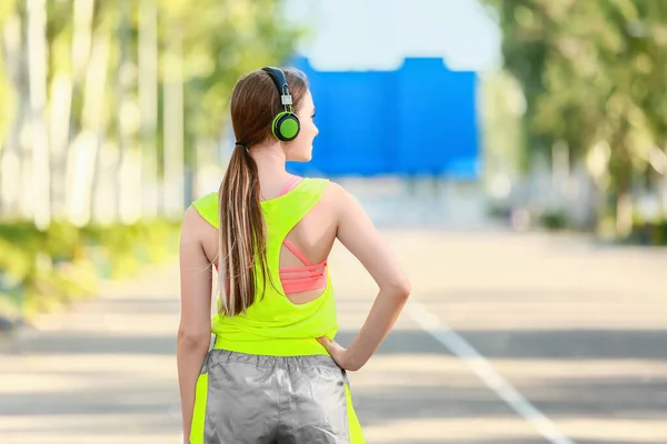 Sporty Young Woman Listening Music Outdoors — Stock Photo, Image