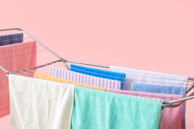Kurutucuya asılı temiz giysiler renk arkaplanı