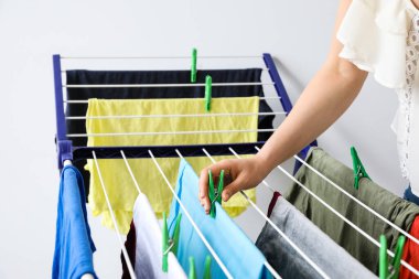 Kurutucuya temiz giysiler asan kadın, yakın plan.