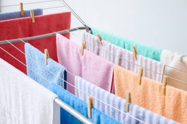 Kurutucuya asılı temiz havlular arka planda, yakın plan