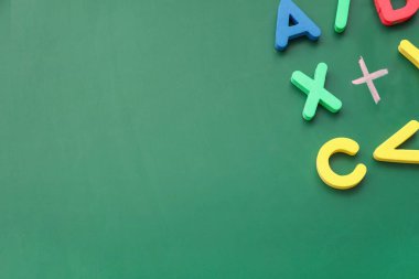 Renk arkaplanı üzerinde harfler ve matematiksel işaretler