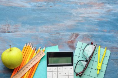 Ahşap arka planda okul kırtasiyesi seti