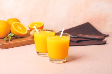 Masada bir bardak taze portakal suyu.