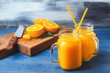 Masada taze portakal suyu kavanozları var.