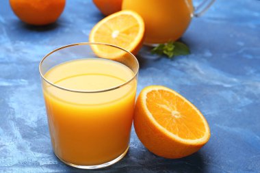 Masada bir bardak taze portakal suyu var.