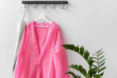 Koridorda yağmurluk ve şemsiye