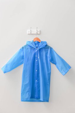 Işık duvarında asılı yağmurluk