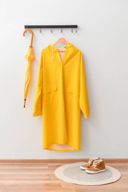 Koridorda yağmurluk ve şemsiye