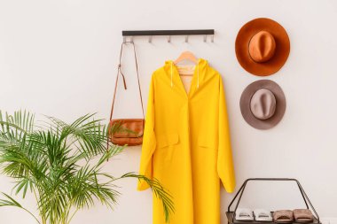 Yağmurluklu modern koridorun içi