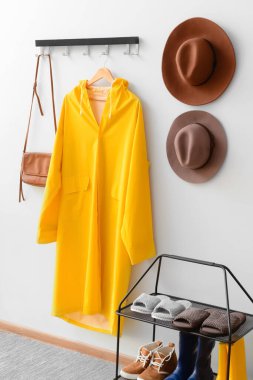 Yağmurluklu modern koridorun içi