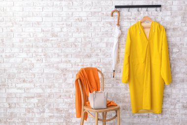 Koridorun içinde yağmurluk var.