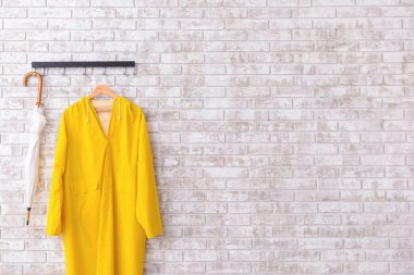 Koridorda yağmurluk ve şemsiye