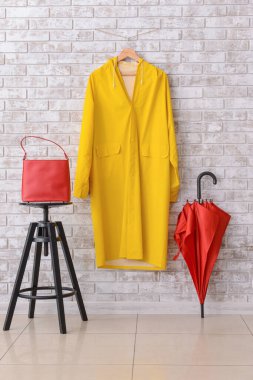 Koridorun içinde yağmurluk var.