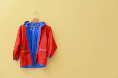 Koridordaki duvarda asılı yağmurluk